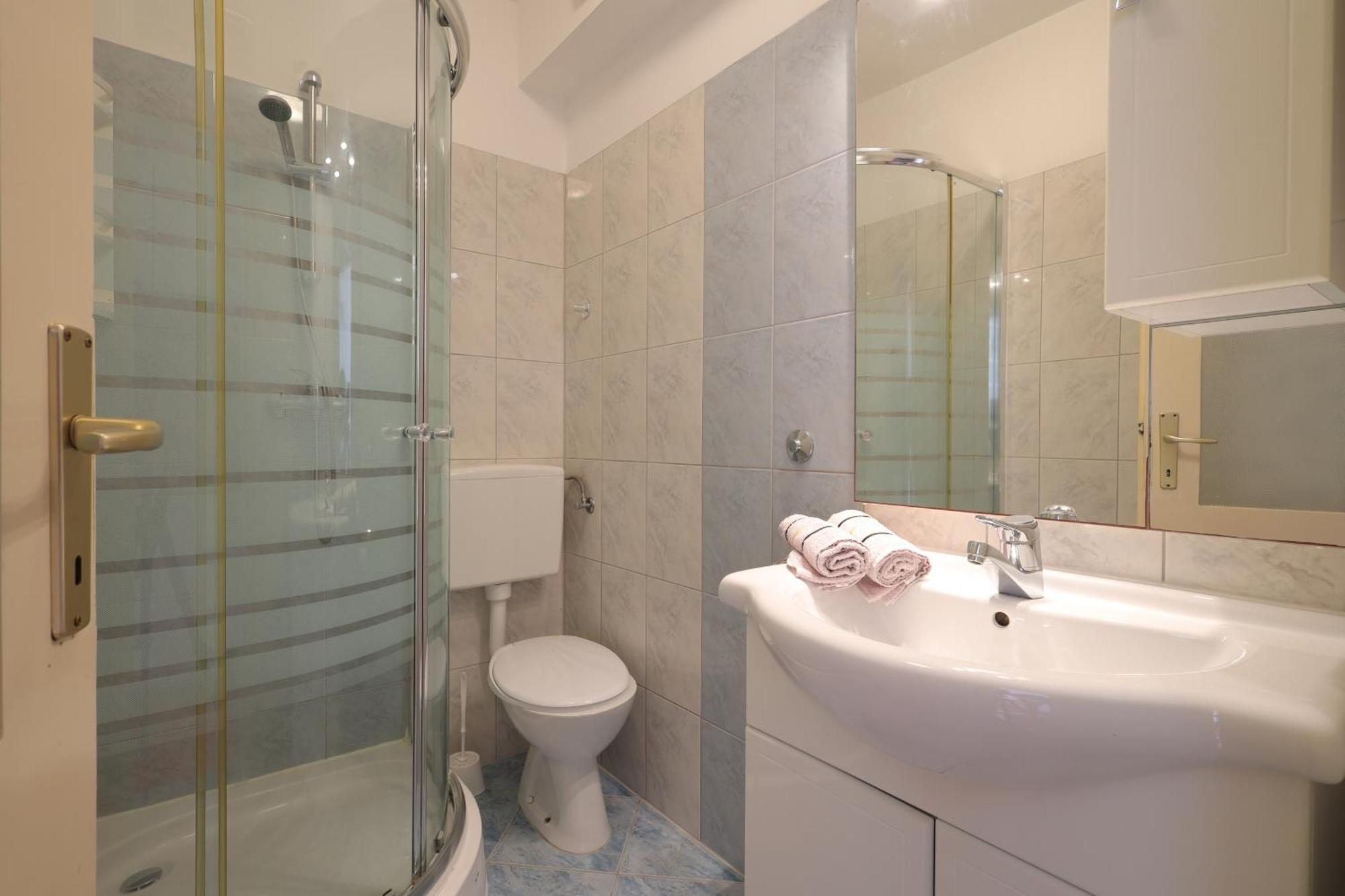 Apartments By The Sea Brela, Makarska - 18356 Ngoại thất bức ảnh
