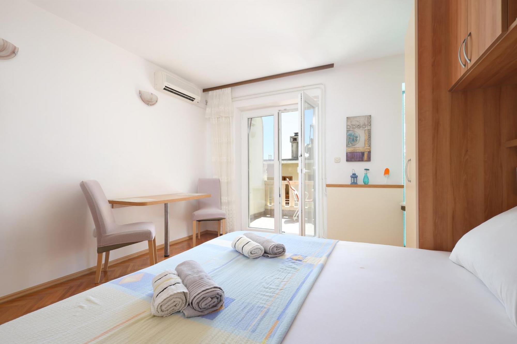 Apartments By The Sea Brela, Makarska - 18356 Phòng bức ảnh
