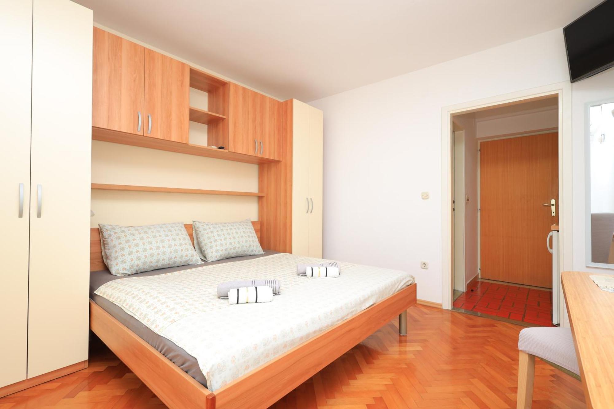 Apartments By The Sea Brela, Makarska - 18356 Phòng bức ảnh