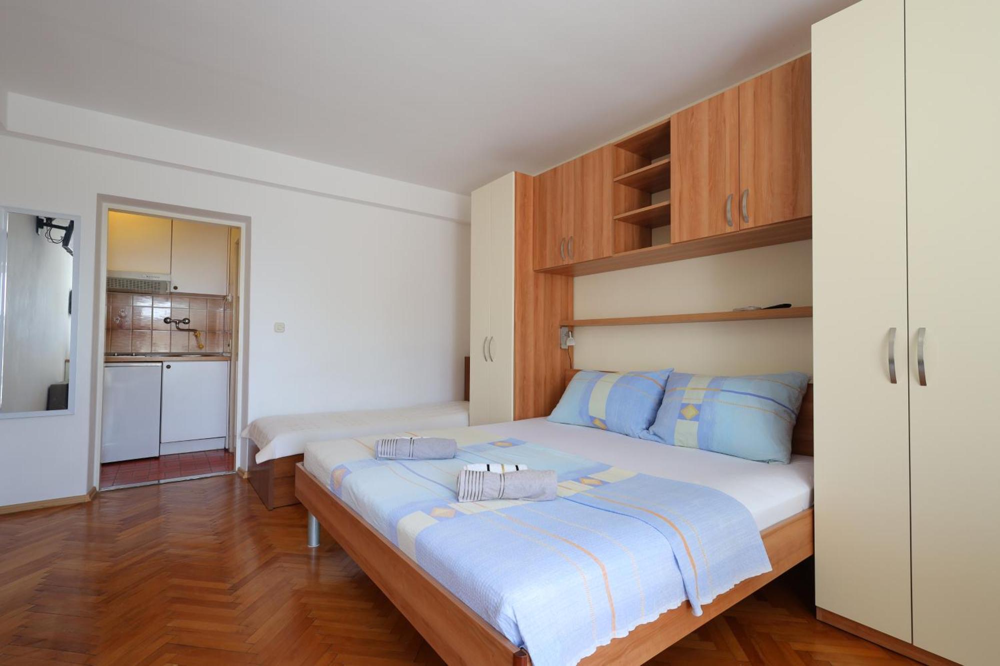 Apartments By The Sea Brela, Makarska - 18356 Phòng bức ảnh