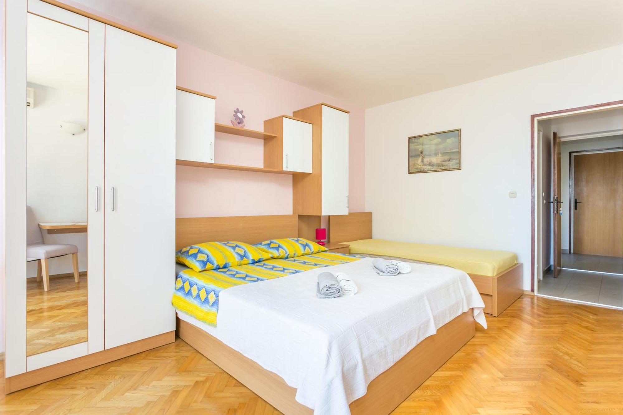 Apartments By The Sea Brela, Makarska - 18356 Phòng bức ảnh