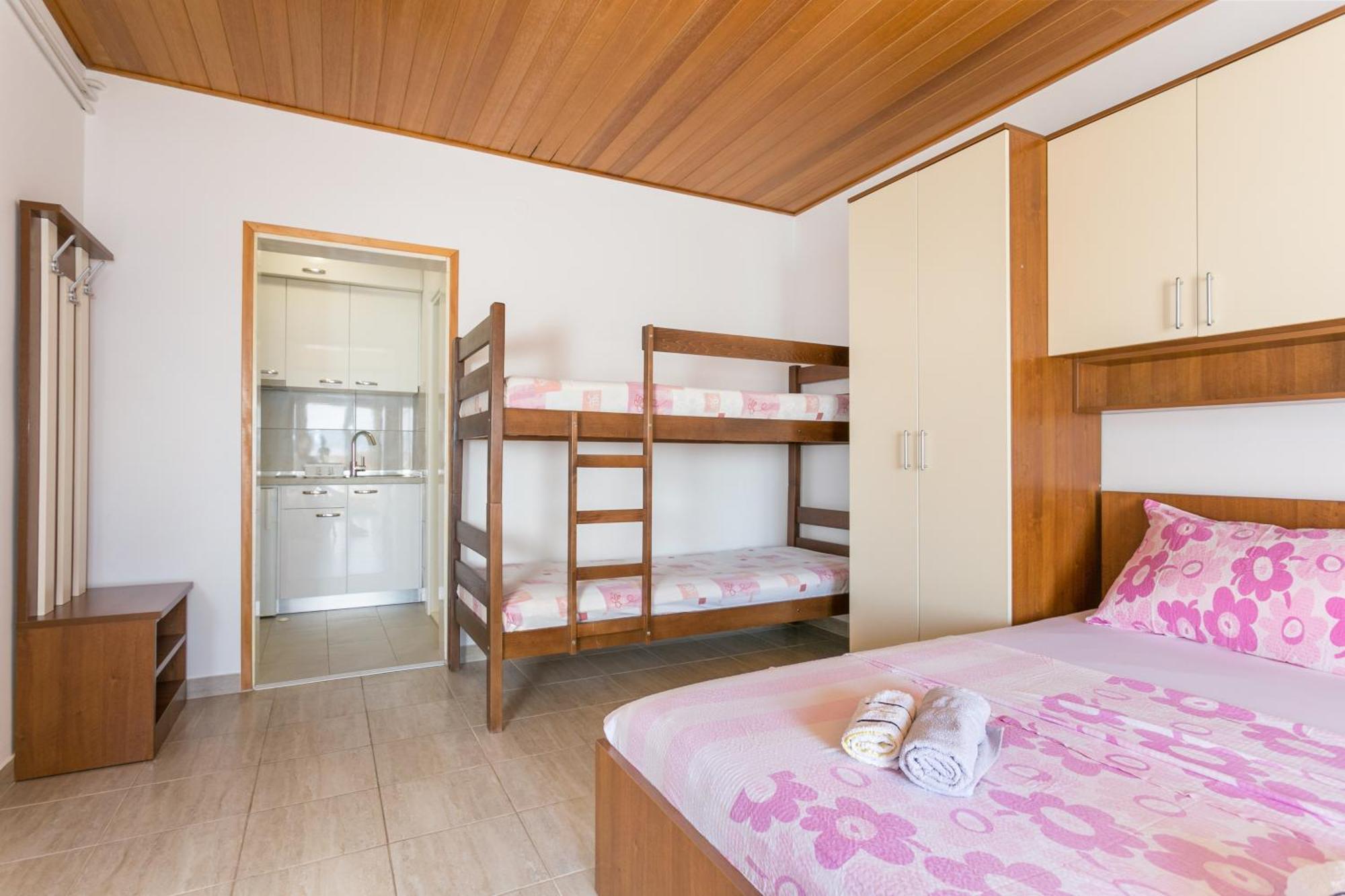 Apartments By The Sea Brela, Makarska - 18356 Phòng bức ảnh