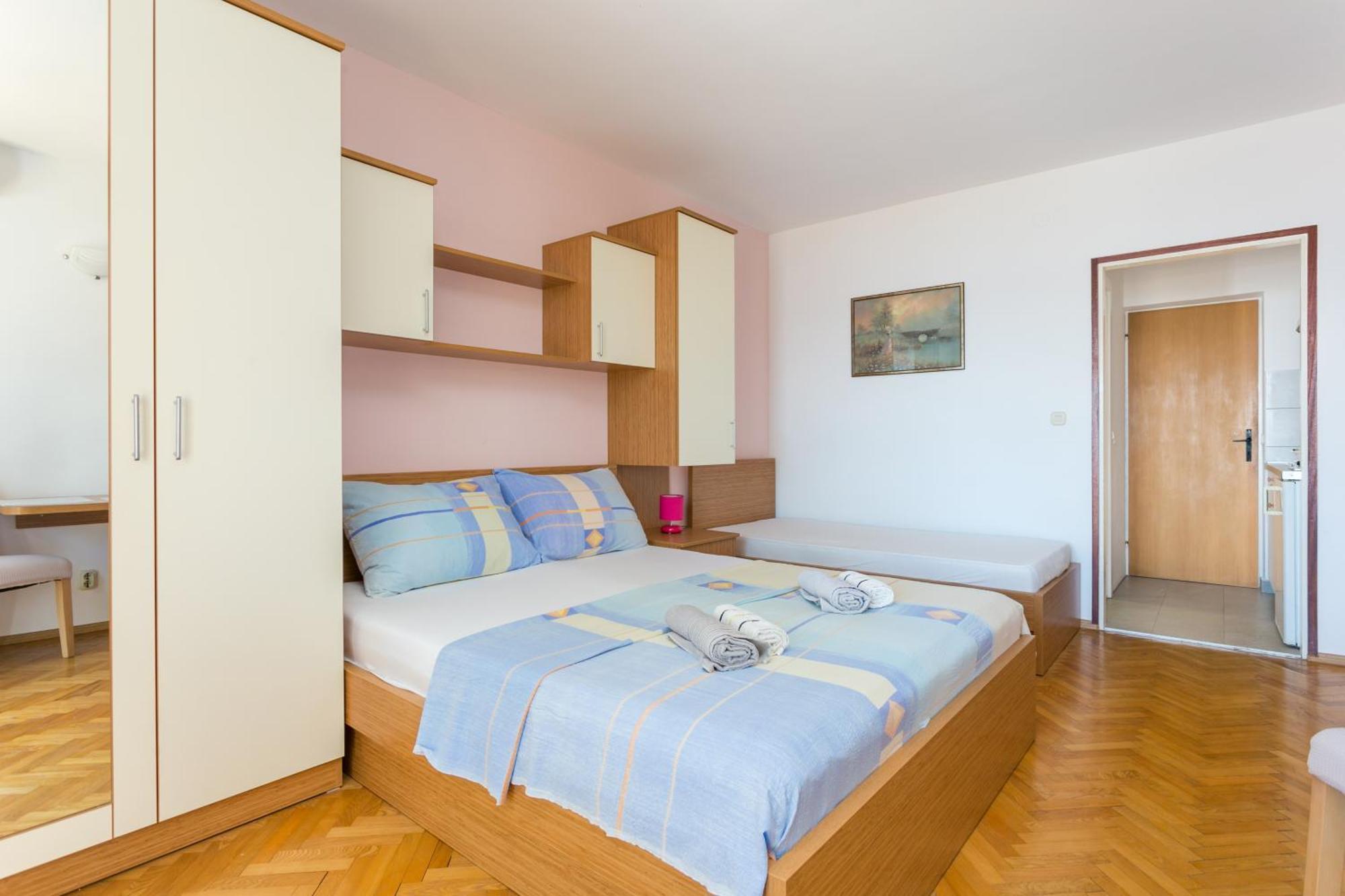 Apartments By The Sea Brela, Makarska - 18356 Phòng bức ảnh