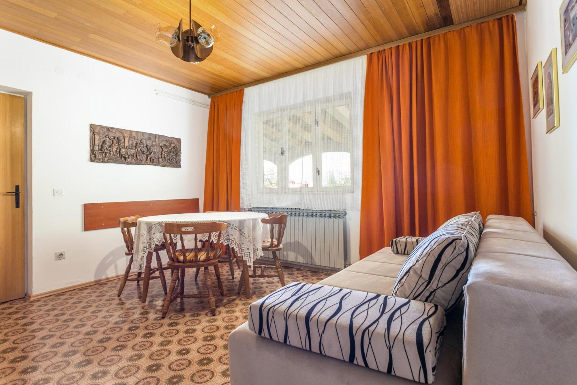 Apartments By The Sea Brela, Makarska - 18356 Phòng bức ảnh